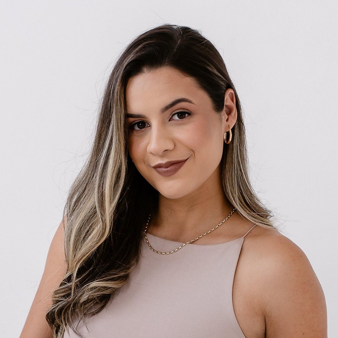 Rayane Oliveira sorrindo em um retrato de estúdio
